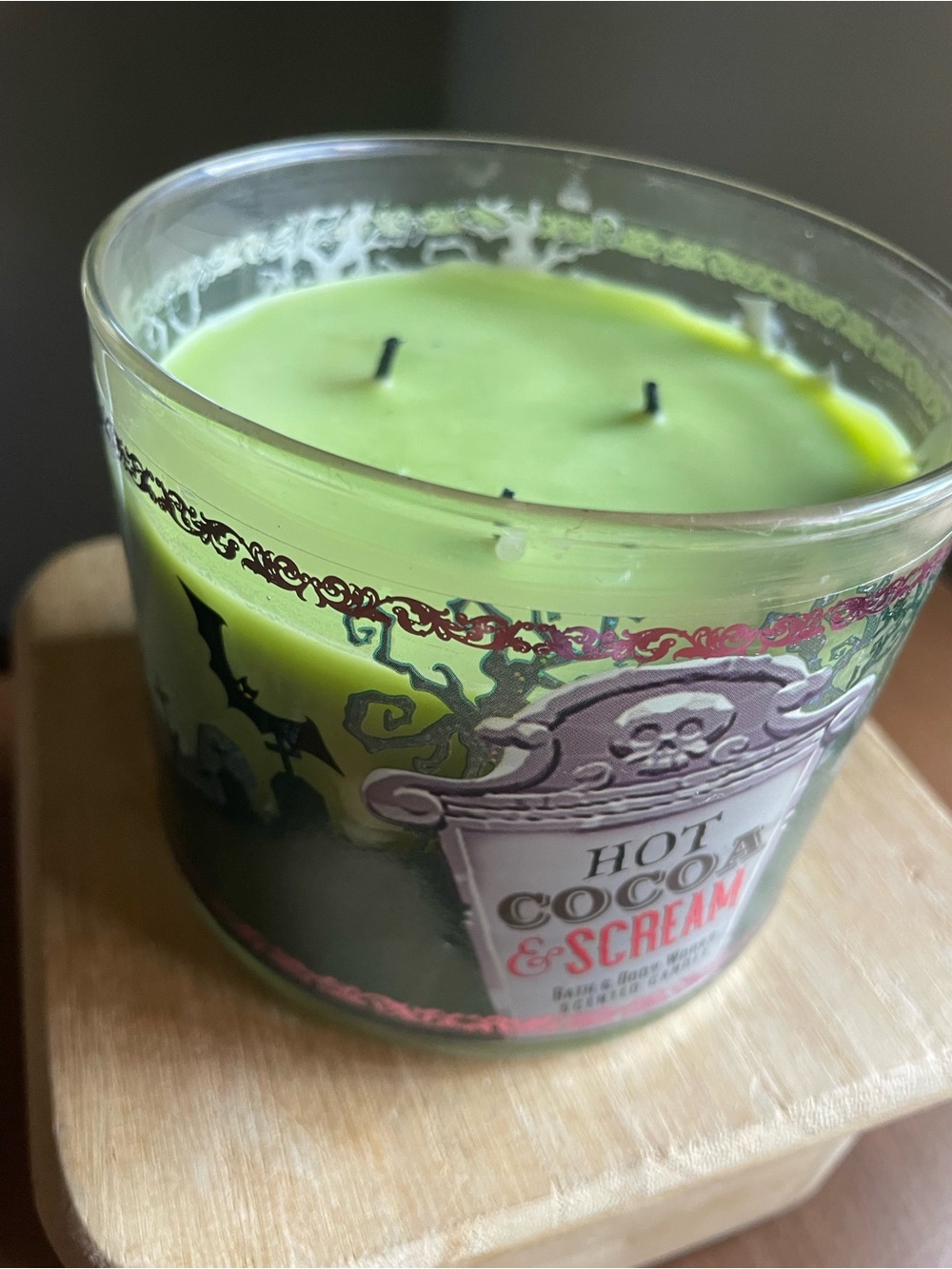 Bath and Body Works Halloween 14.5 oz Hot Cocoa and Scream Candle *Lit* - Picture 8 of 9